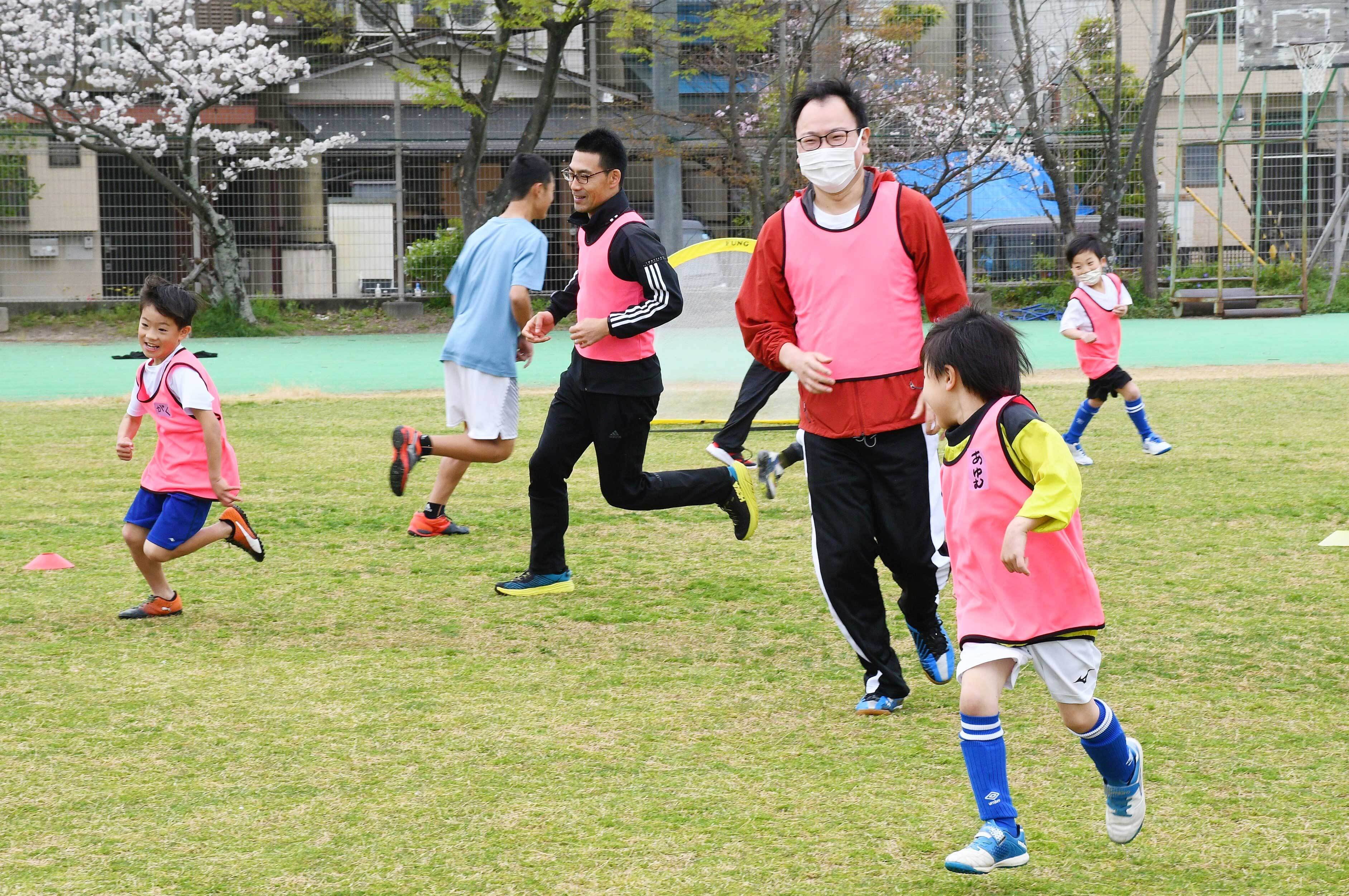 子どもを追いかけるウォーミングアップの写真