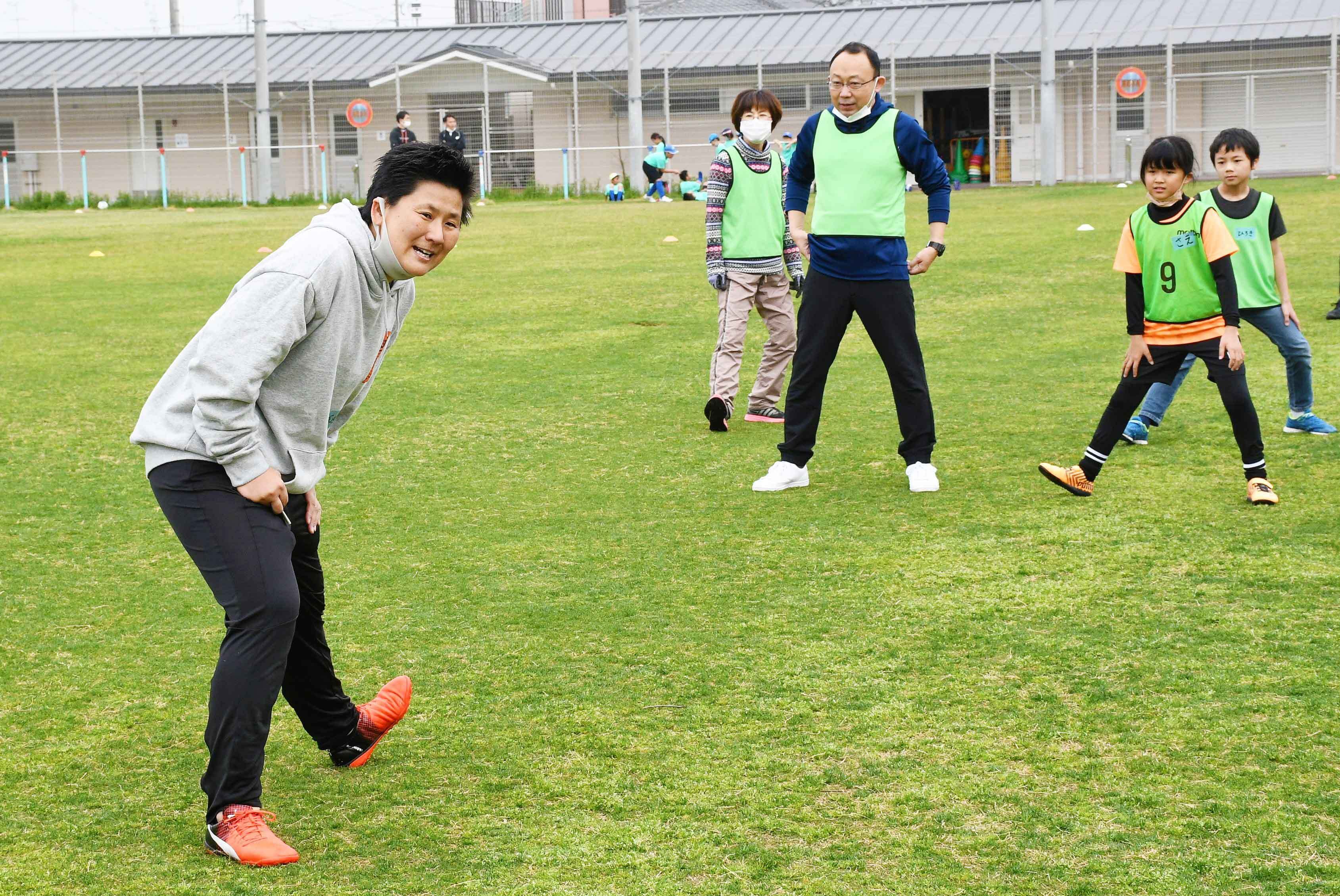 海堀さんのストレッチを真似ている写真