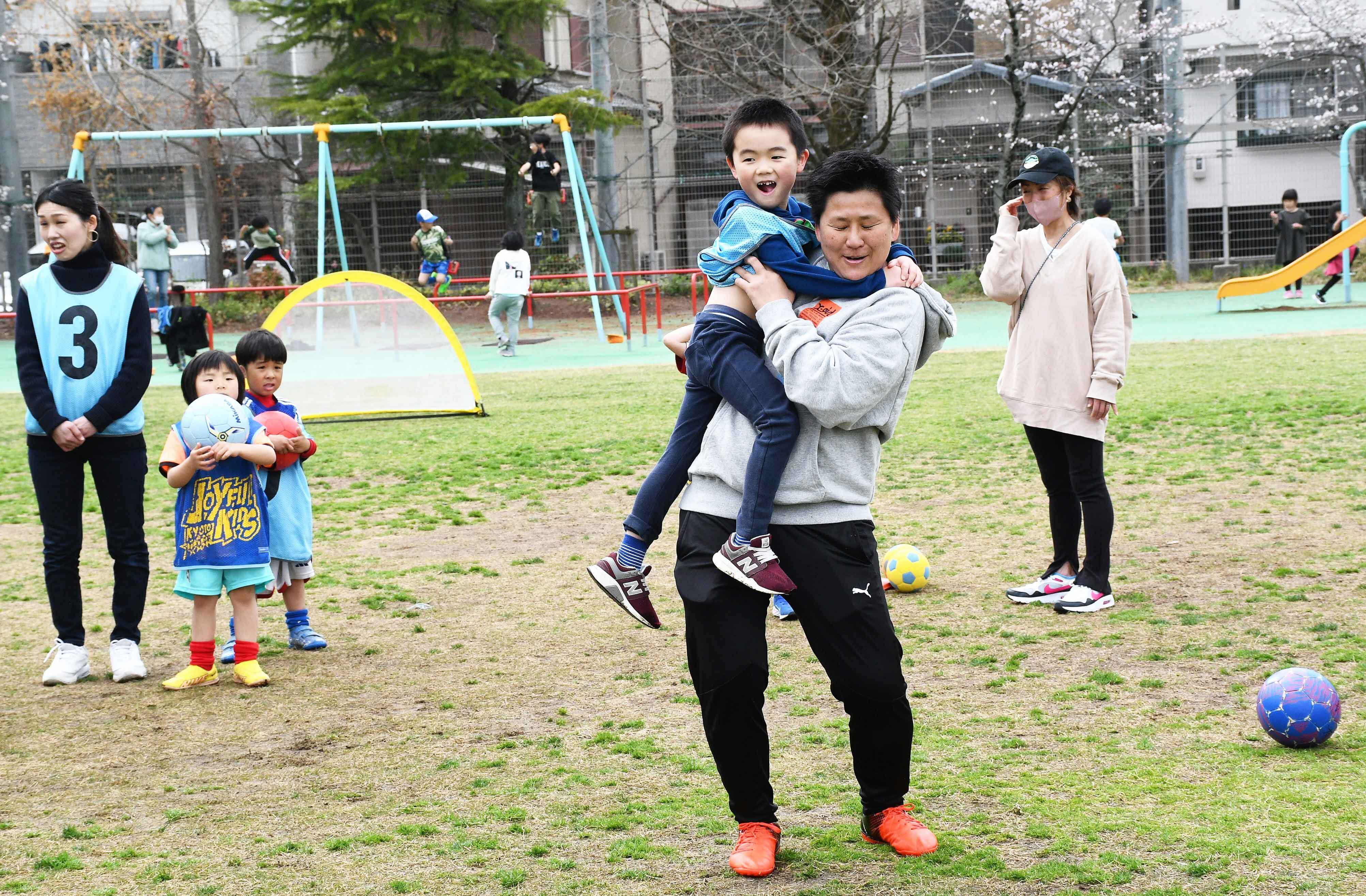 参加者と触れ合う海堀さんの写真