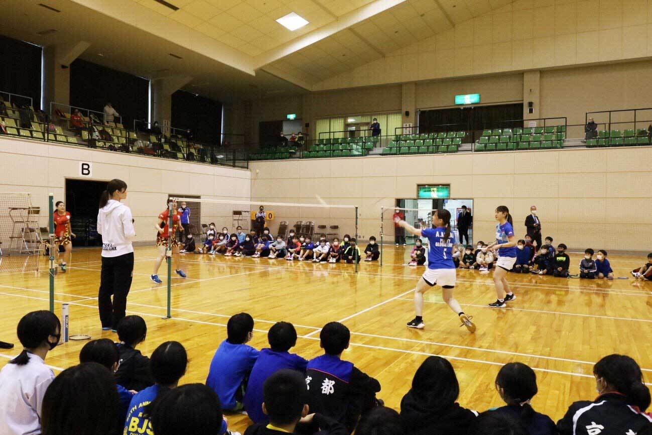林谷選手・石澤選手ペアと、中村選手・仲井選手ペアのダブルス戦の写真