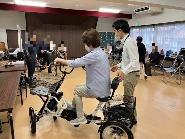 電動アシスト四輪車の体験状況の写真