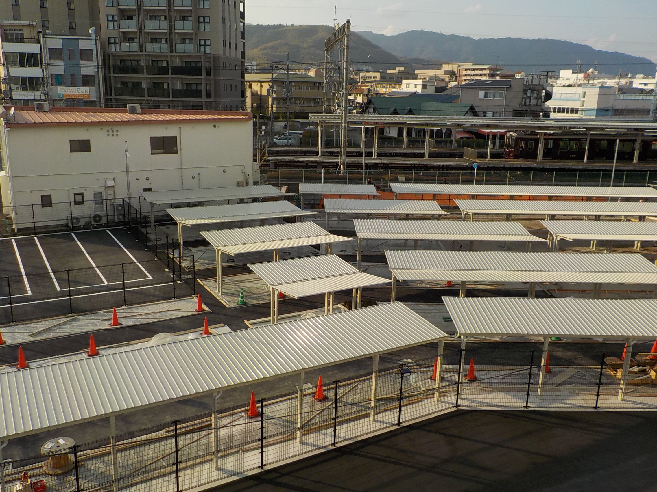 新駐輪場を旧駐輪場3階から撮影した写真