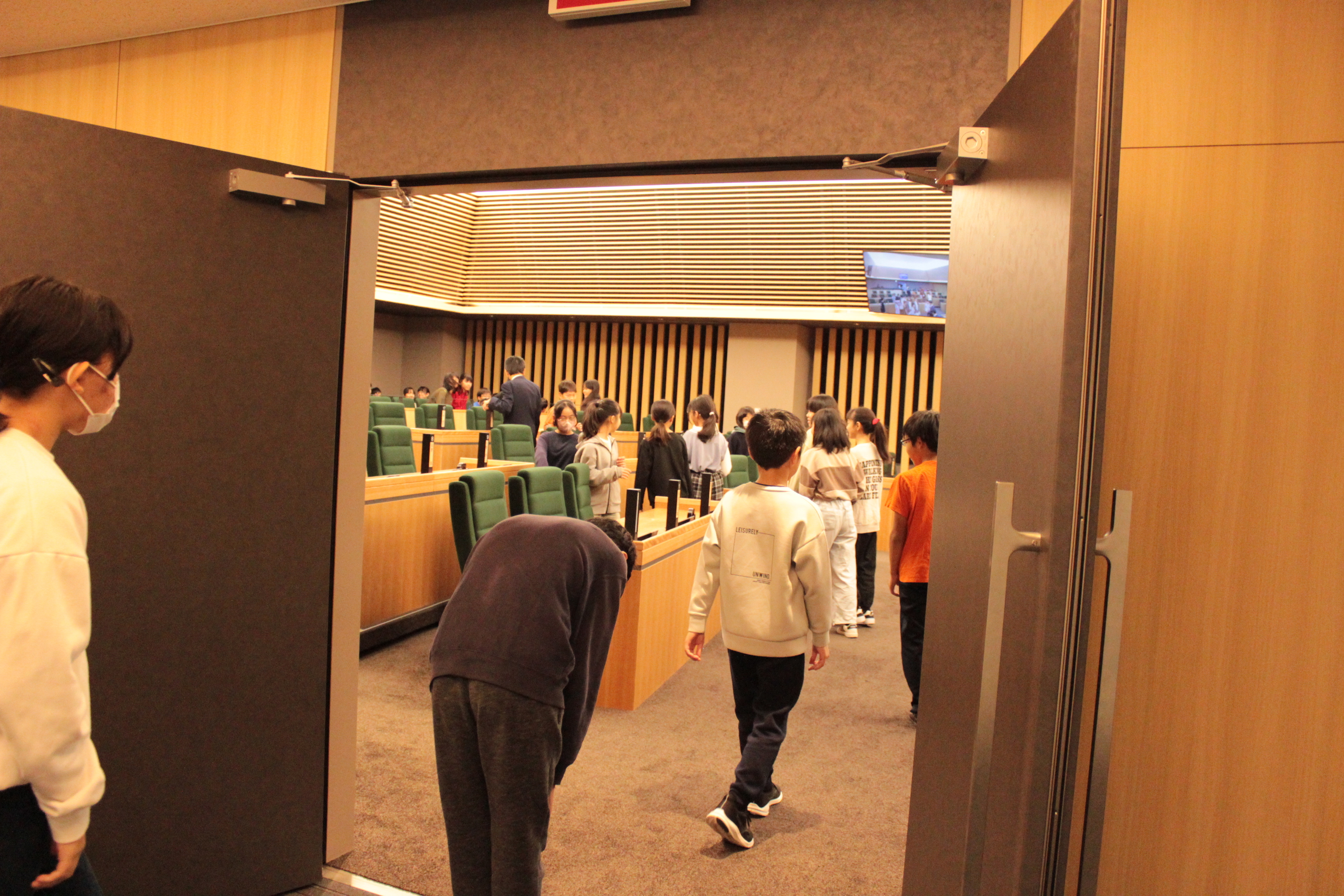 長岡第六小学校議場見学1