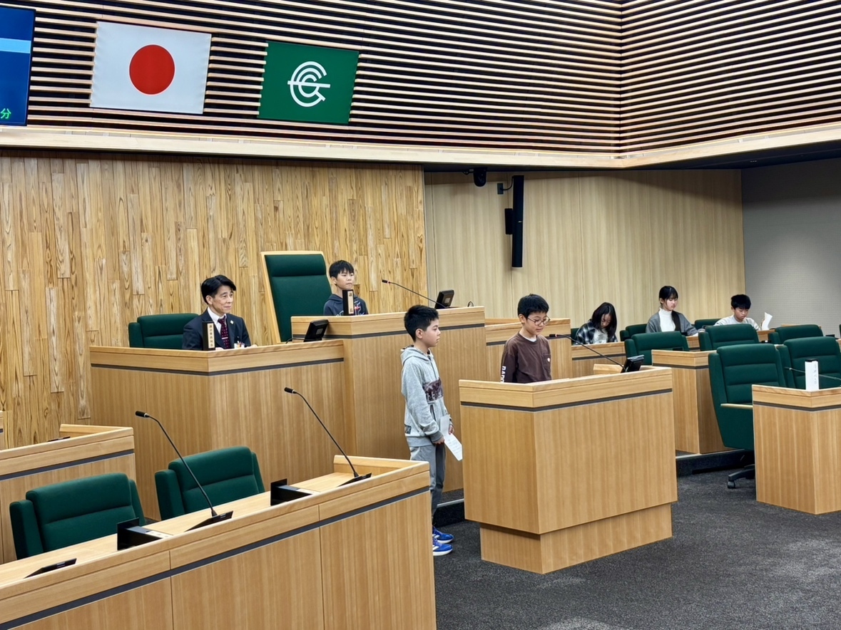 長岡第六小学校議場見学2