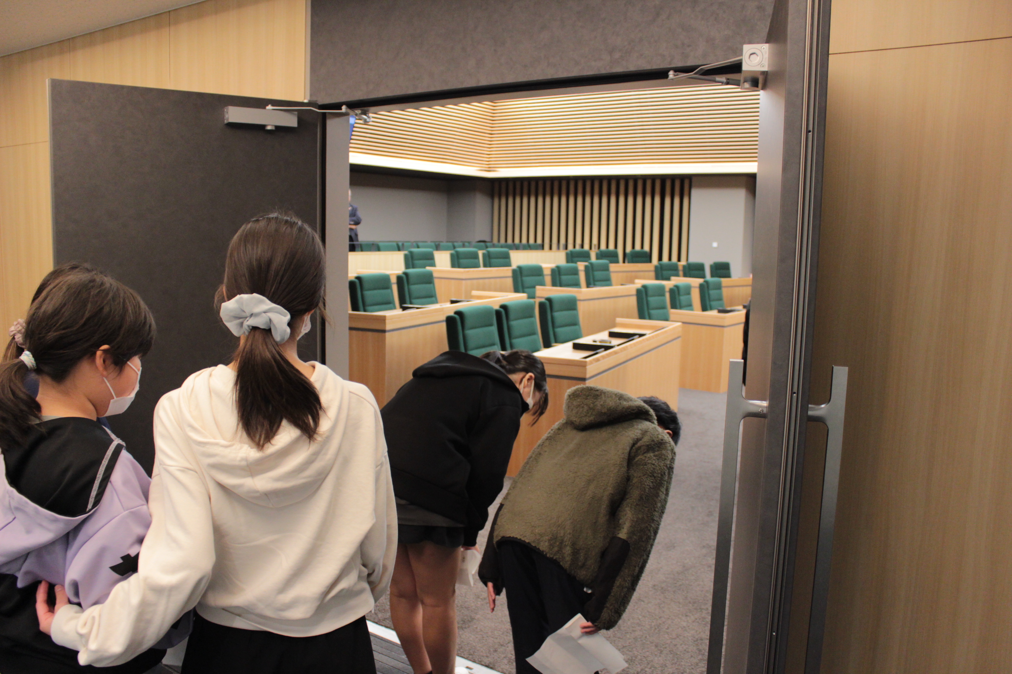 長法寺小学校議場見学2