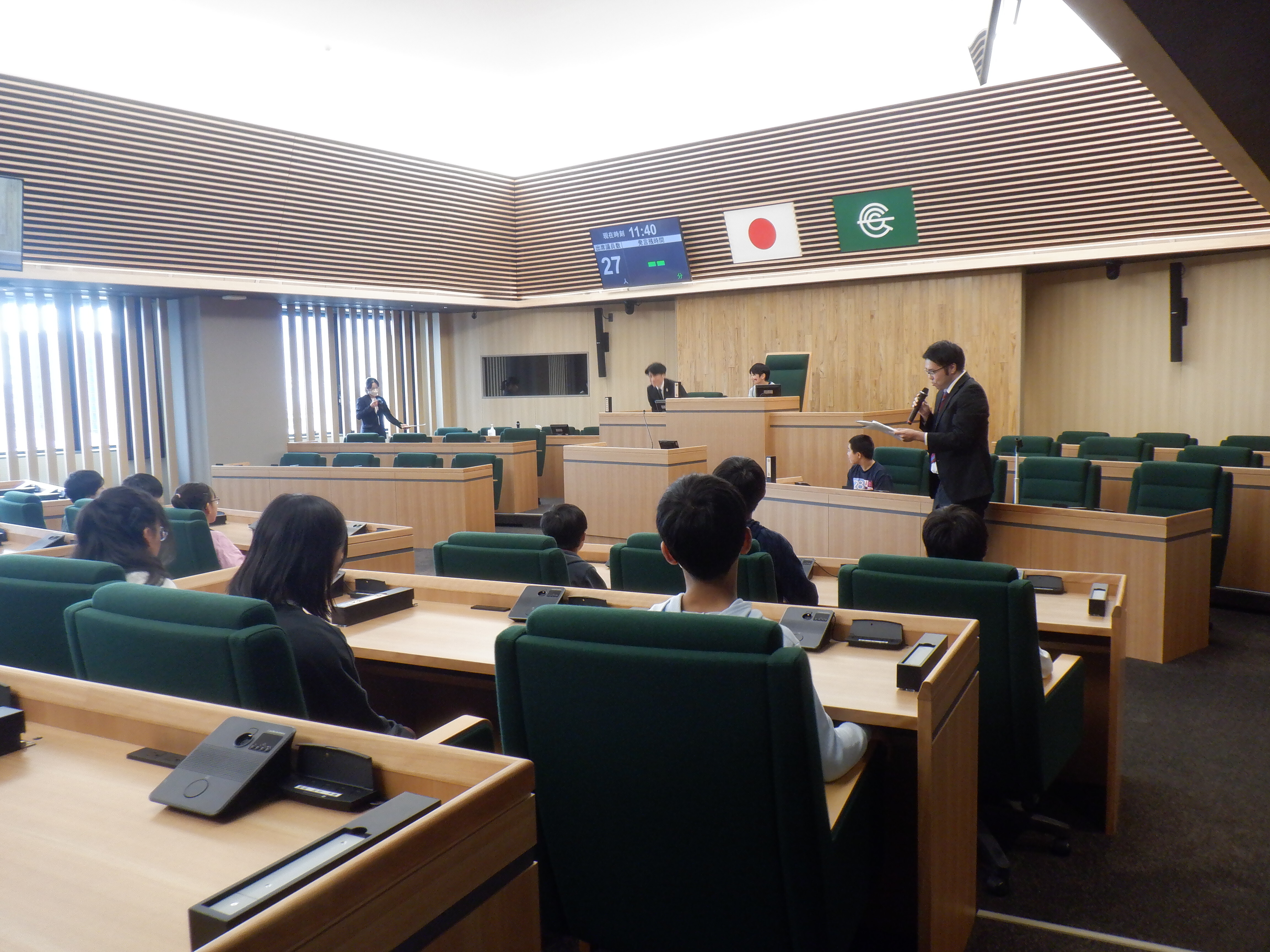 長法寺小学校議場見学の様子1