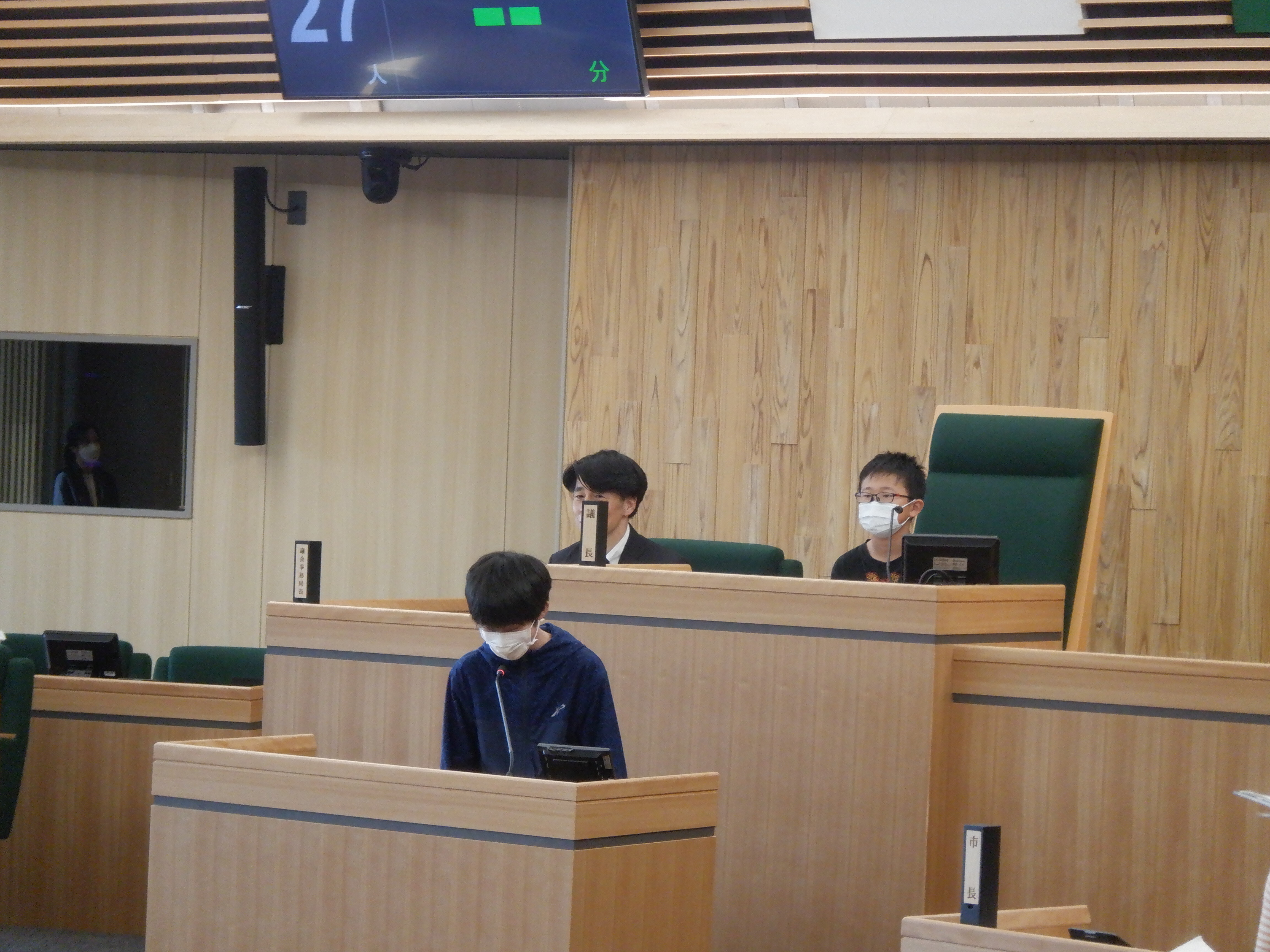 長法寺小学校議場見学の様子2