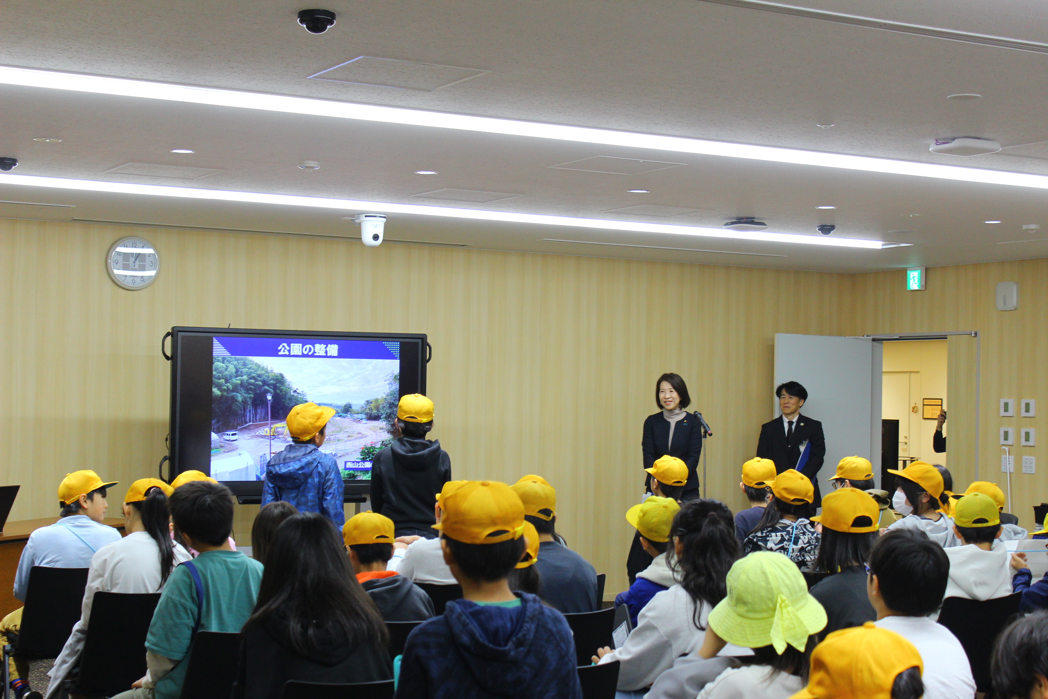 長法寺小学校議場見学の様子3