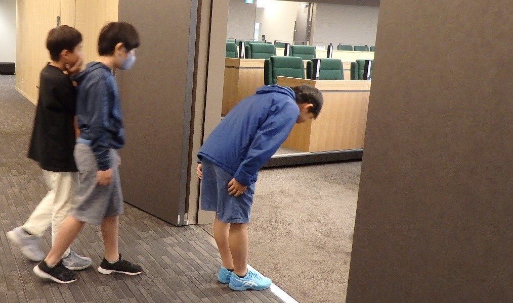 神足小学校議場の様子1