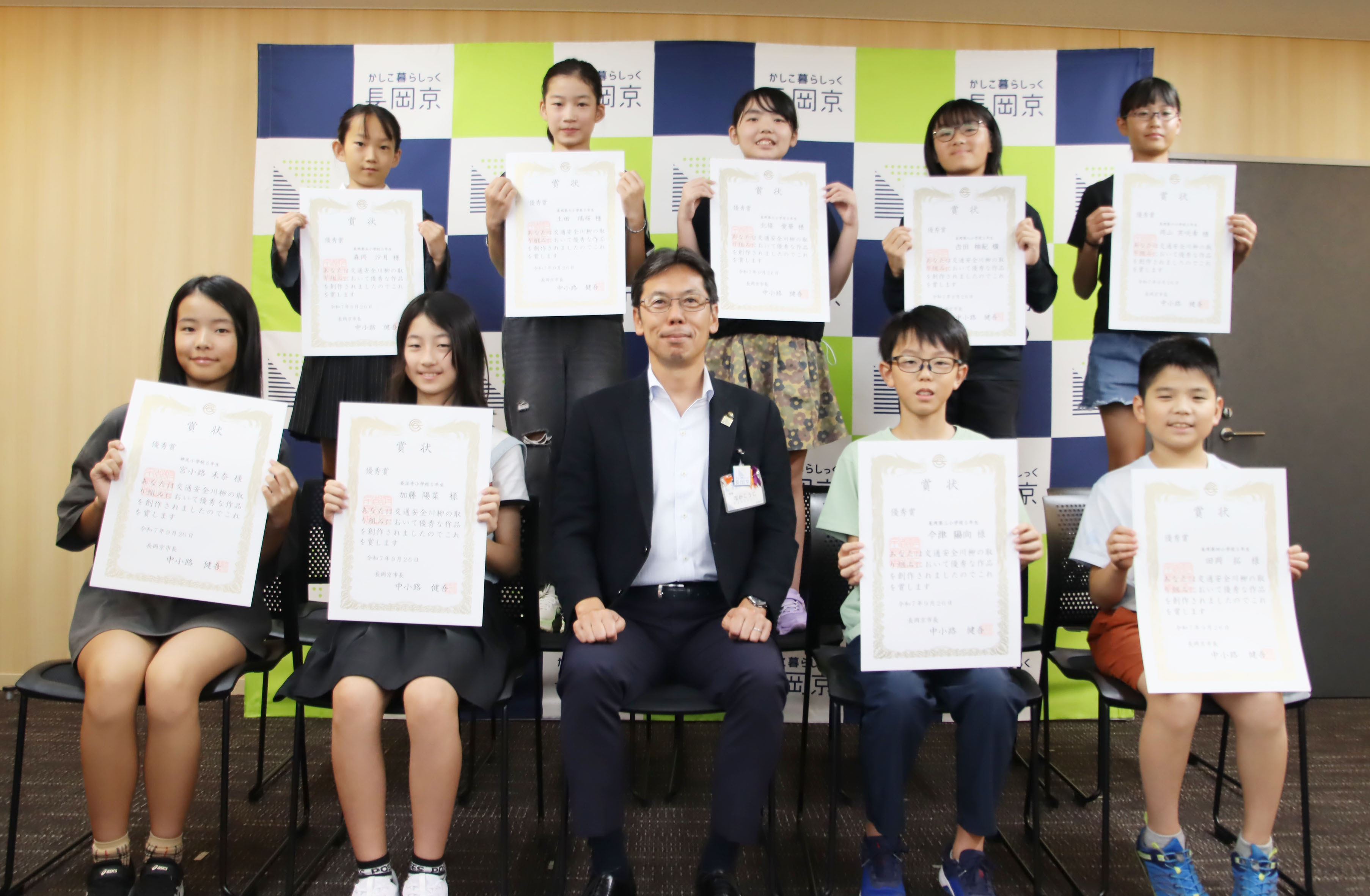 表彰状を持った小学生と市長の写真