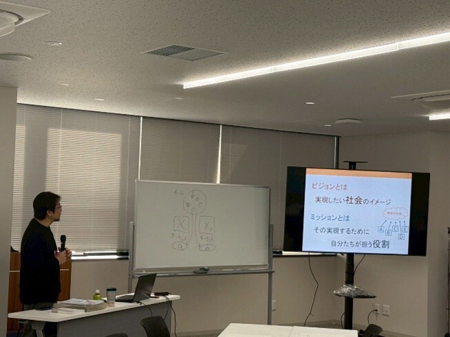 スライド画面を見ている様子