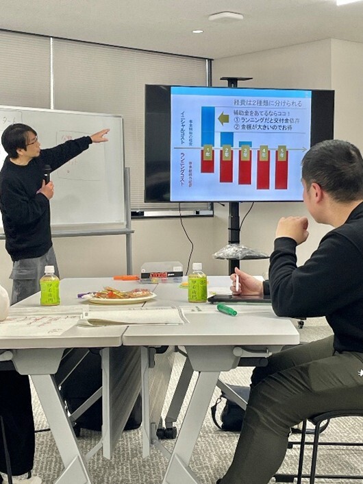 スライド資料を説明する様子