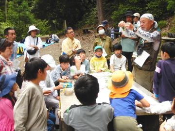 観察指導員さんの話を聞いている写真