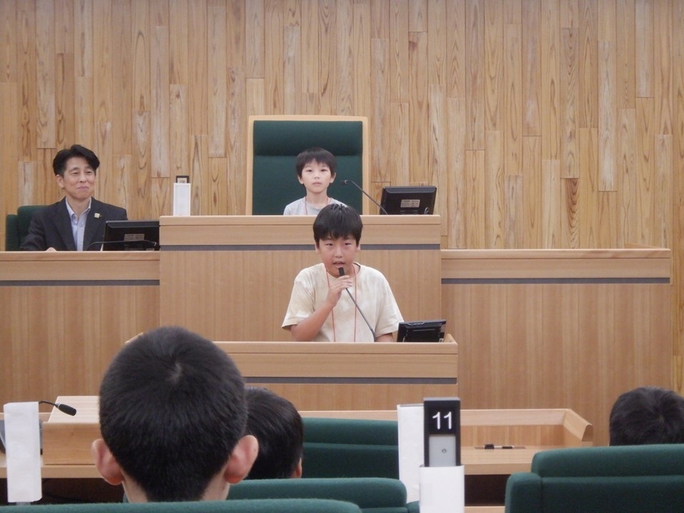 長岡第六小学校議場見学3
